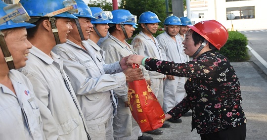 高温慰问送清凉　一线关爱润人心